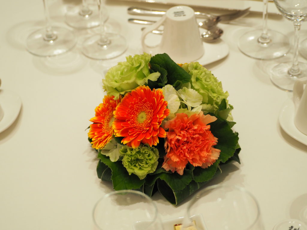 結婚式場のゲストテーブル装花
