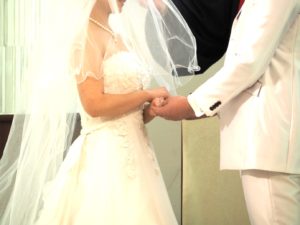 結婚式で手を取り合う新郎新婦
