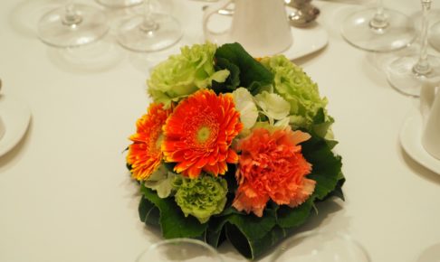 結婚式場のゲスト席の装花