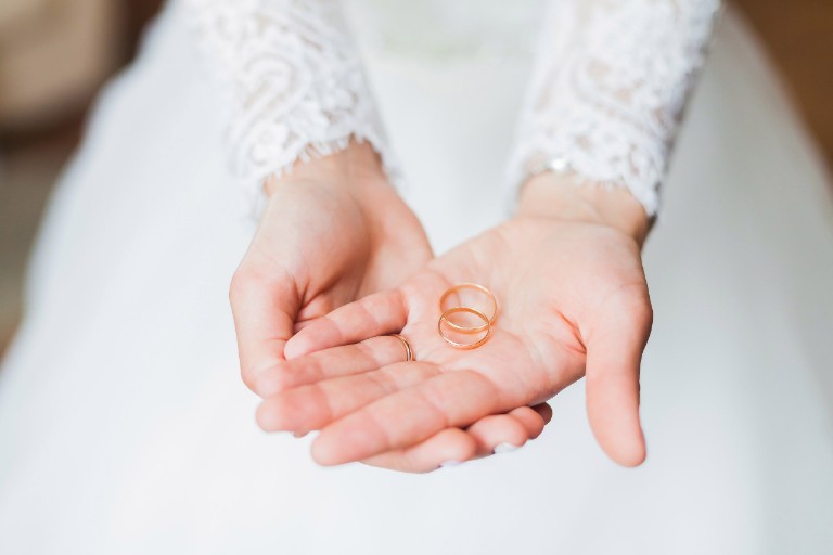 結婚指輪を持つ手