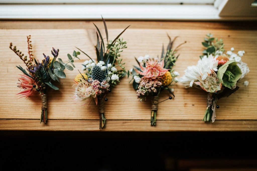 結婚式場に並ぶ装花
